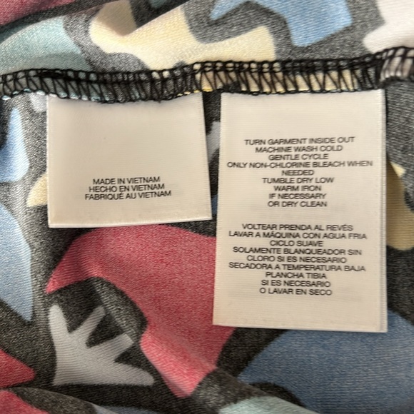 Anne Klein V-Neck Sleeveless Top Med. Abstract multicolored design. - Picture 7 of 9